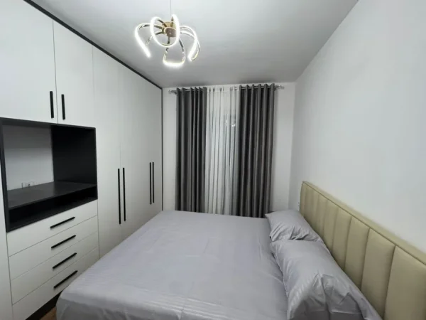Tirane, jepet me qera apartament 1+1 Kati 3, 70 m² 650 € (Laprake)