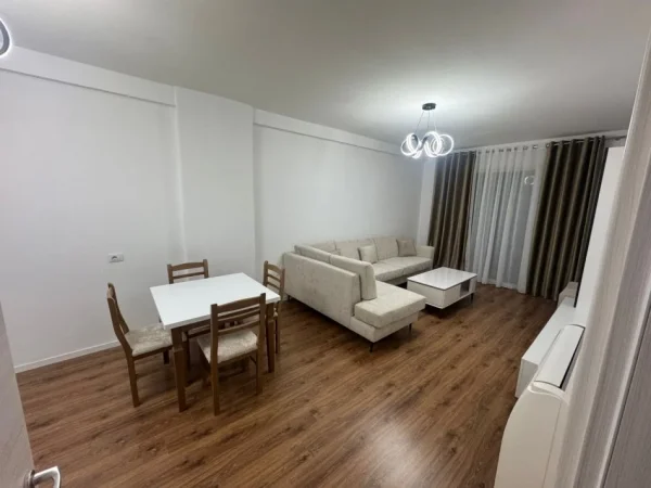 Tirane, jepet me qera apartament 1+1 Kati 3, 70 m² 650 € (Laprake)