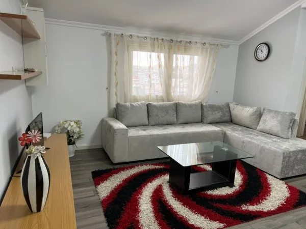 Tirane, jepet me qera apartament 2+1 , 500 € (qytet studenti)