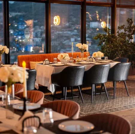 Tirane, jepet me qera ambjent biznesi Kati 8, 1.000 m² 4.500 € (YZBERISHT)