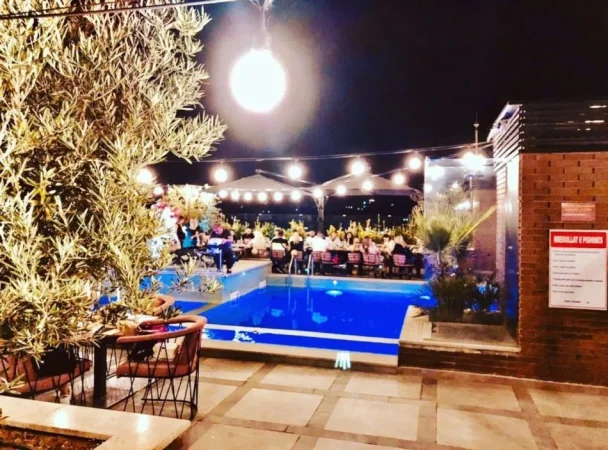 Tirane, jepet me qera ambjent biznesi Kati 8, 1.000 m² 4.500 € (YZBERISHT)