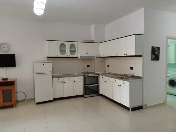 Tirane, jepet me qera apartament 2+1 Kati 8, 400 € (yzberisht)