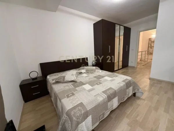 Tirane, jepet me qera apartament duplex 2+1 Kati 1, 120 m² 1.100 € (Kodra e Diellit Gold132325)