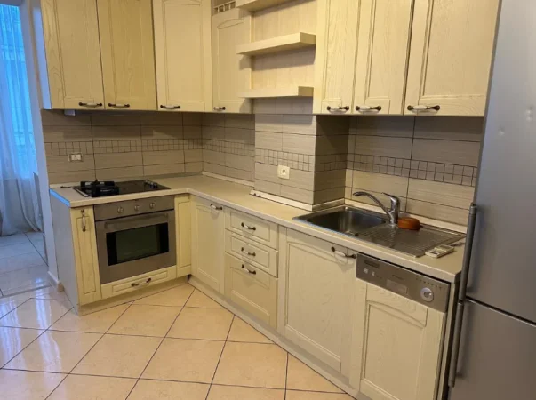 Tirane, jepet me qera apartament 2+1+Ballkon Kati 4, 90 m² 850 € (Kopshti Zoologjik)