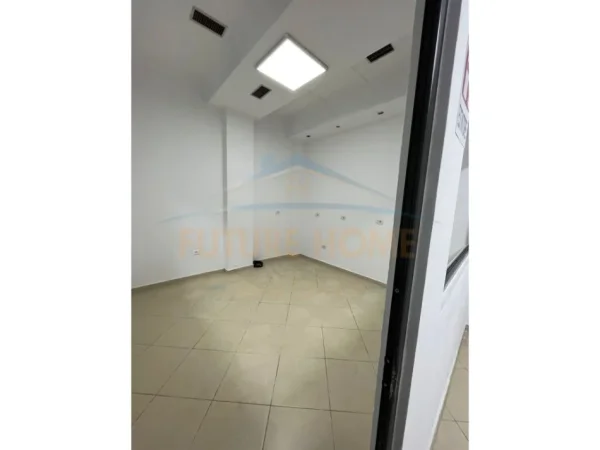 Tirane, jepet me qera ambjent biznesi Kati 2, 165 m² 2.000 € 