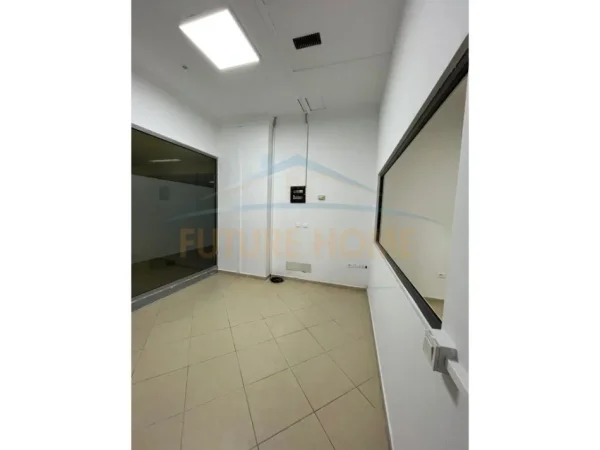 Tirane, jepet me qera ambjent biznesi Kati 2, 165 m² 2.000 € 