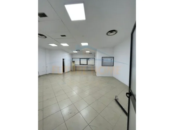 Tirane, jepet me qera ambjent biznesi Kati 2, 165 m² 2.000 € 