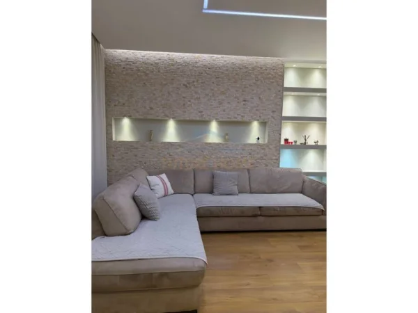 Shitet Apartament 2+1 , Qender, Tirane  425.000 €