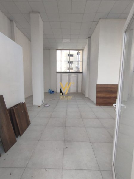 Tirane, jepet me qera ambjent biznesi Kati 0, 75 m² 1.500 € (OXHAKU)