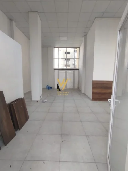 Tirane, jepet me qera ambjent biznesi Kati 0, 75 m² 1.500 € (OXHAKU)