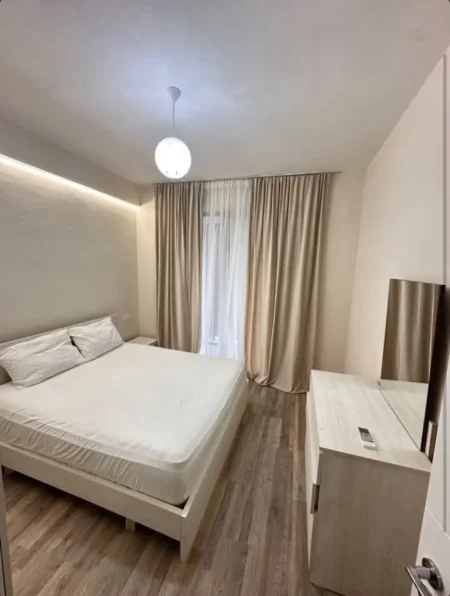 Tirane, jepet me qera apartament 1+1 , 70 m² 450 € (astir)
