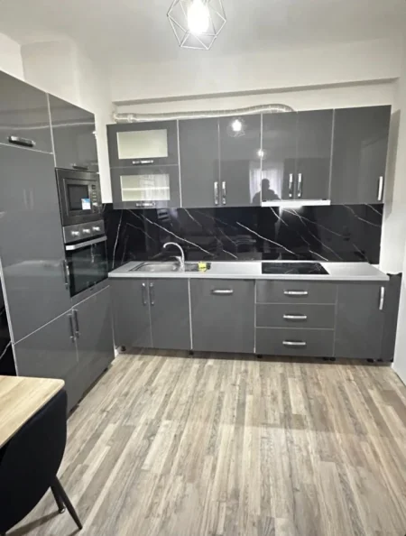 Tirane, jepet me qera apartament 1+1 , 70 m² 450 € (astir)