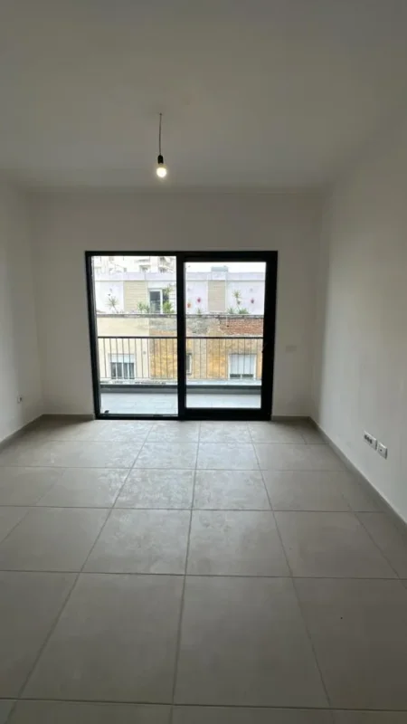 Tirane, jepet me qera zyre Kati 4, 114 m² 600 € (Rruga e Barrikadave)