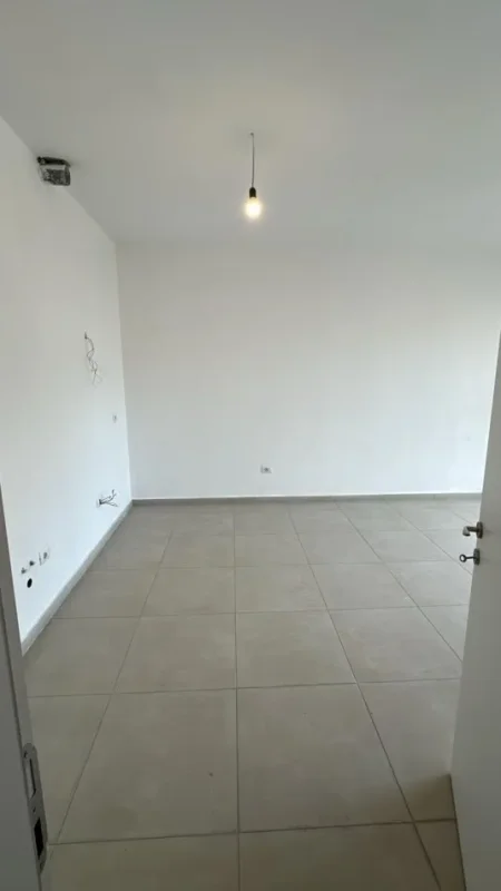 Tirane, jepet me qera zyre Kati 4, 114 m² 600 € (Rruga e Barrikadave)