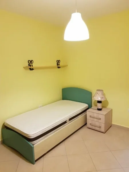 Tirane, jepet me qera apartament 2+1 Kati 4, 95 m² 680 € (qender)