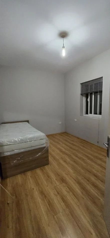 Tirane, jepet me qera apartament 2+1 , 80 m² 400 € (sauk)