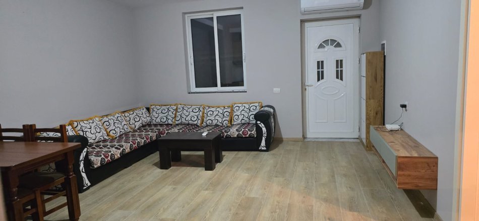 Tirane, jepet me qera apartament 2+1 , 80 m² 400 € (sauk)
