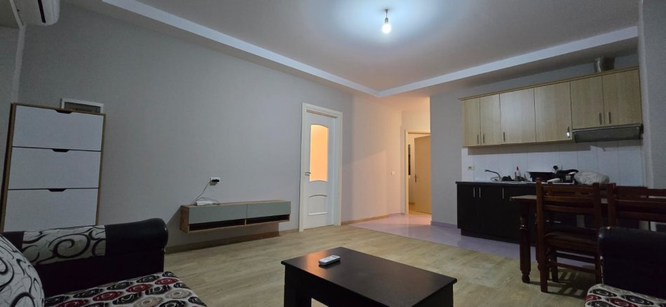 Tirane, jepet me qera apartament 2+1 , 80 m² 400 € (sauk)