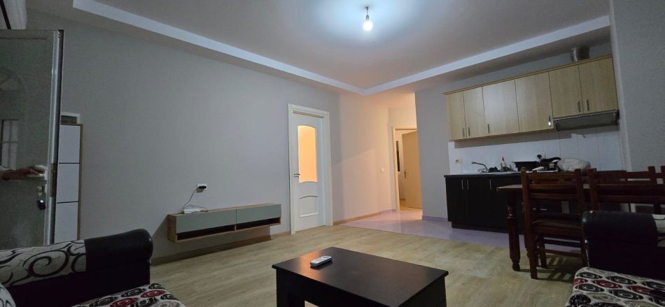 Tirane, jepet me qera apartament 2+1 , 80 m² 400 € (sauk)