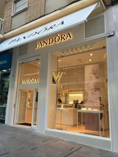 Tirane, jepet me qera dyqan Kati 0, 80 m² 6.300 € (21 DHJETORI)