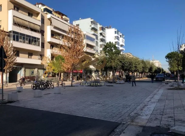 Tirane, jepet me qera apartament 1+1 , 55 m² 600 € (bulevardi zogu 1)