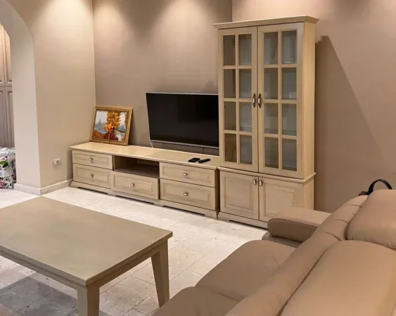 Tirane, jepet me qera apartament 1+1 Kati 5, 80 m² 800 € (Prane Kinema Agimit)