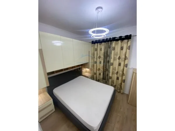 Tirane, jepet me qera apartament 1+1 Kati 1, 60 m² 350 € (Kombinat)