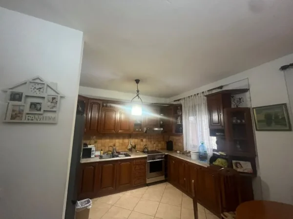 Tirane, shitet apartament 2+1+Ballkon Kati 1, 104 m² 170.000 € (Selite)