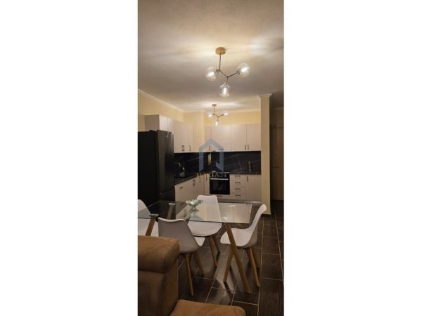 Tirane, shes apartament 2+1+Ballkon Kati 6, 120 m² (Apartament 2+1 me qira “Yzberisht”)