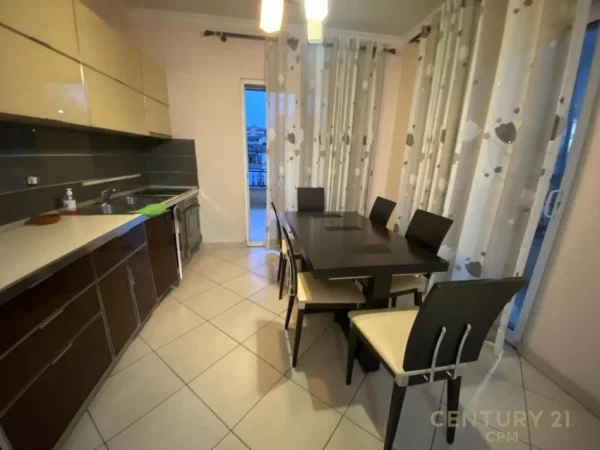 Tirane, jepet me qera apartament 3+1 Kati 1, 200 m² 600 € (Selite bot132294)