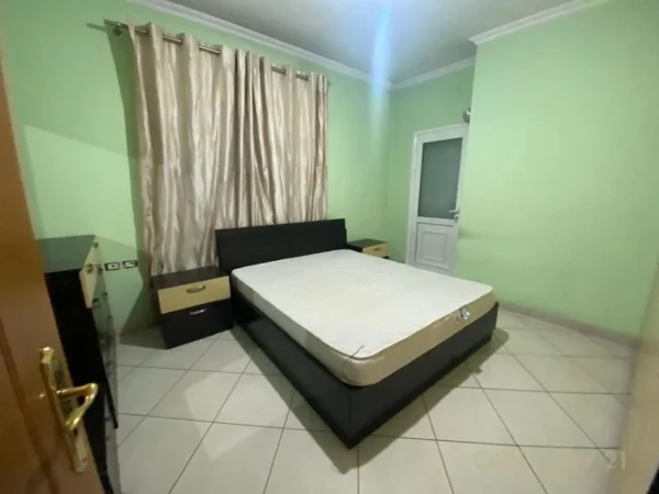 Tirane, jepet me qera apartament 3+1 Kati 1, 200 m² 600 € (Selite bot132294)