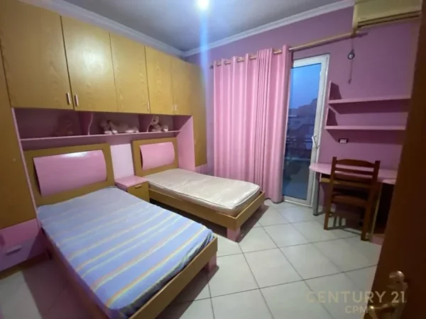 Tirane, jepet me qera apartament 3+1 Kati 1, 200 m² 600 € (Selite bot132294)