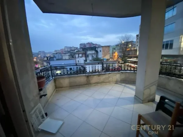 Tirane, jepet me qera apartament 3+1 Kati 1, 200 m² 600 € (Selite bot132294)