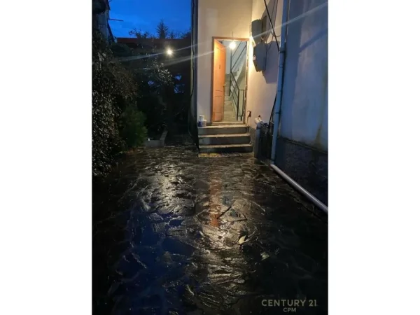 Tirane, jepet me qera apartament 3+1 Kati 1, 200 m² 600 € (Selite bot132294)