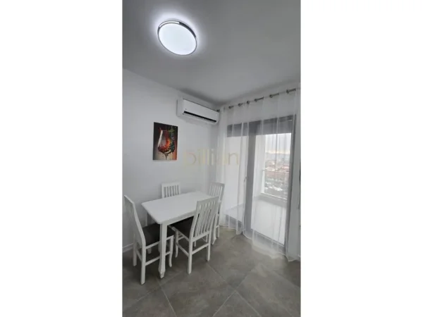 Tirane, jepet me qera 1+1 , 80 m² 550 € (Prane Klan TV)