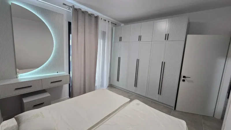 Tirane, jepet me qera apartament 1+1 , 68 m² 550 € (porcelan)