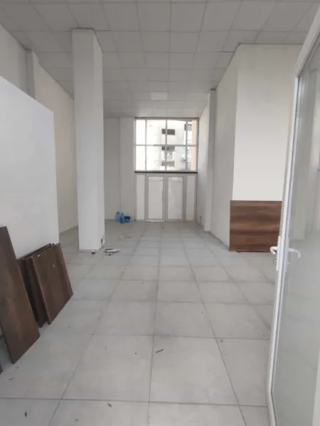 Durres, jepet me qera dyqan Kati 0, 74 m² 1.500 € (Rruga Belul Hatibi)