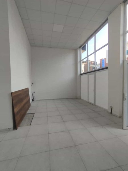 Durres, jepet me qera dyqan Kati 0, 74 m² 1.500 € (Rruga Belul Hatibi)