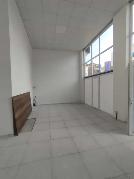 Durres, jepet me qera dyqan Kati 0, 74 m² 1.500 € (Rruga Belul Hatibi)