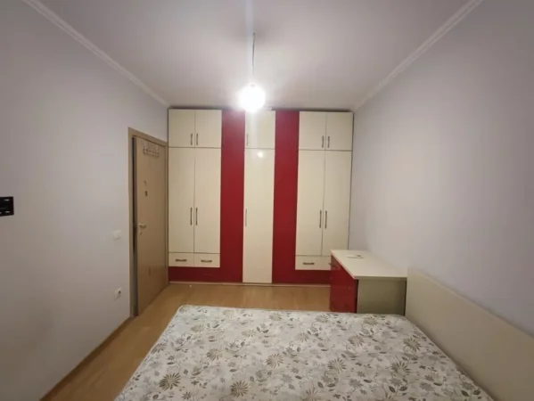 Tirane, jepet me qera apartament 1+1 , 600 € (liqeni thate)