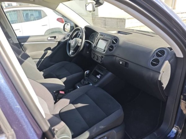 Tirane, shes SUV Volkswagen Tiguan Nafte, blu e errët automatik Klima 185.000 km 12.000 €