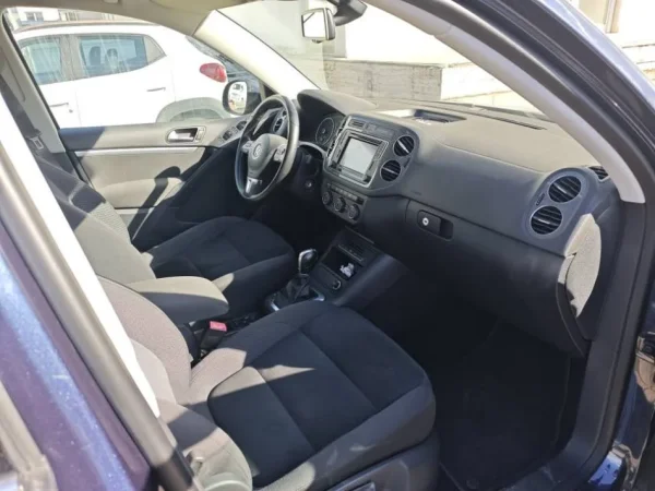 Tirane, shes SUV Volkswagen Tiguan Nafte, blu e errët automatik Klima 185.000 km 12.000 €