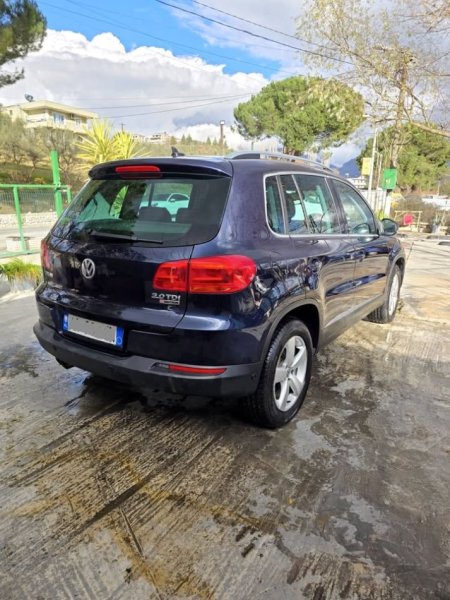 Tirane, shes SUV Volkswagen Tiguan Nafte, blu e errët automatik Klima 185.000 km 12.000 €