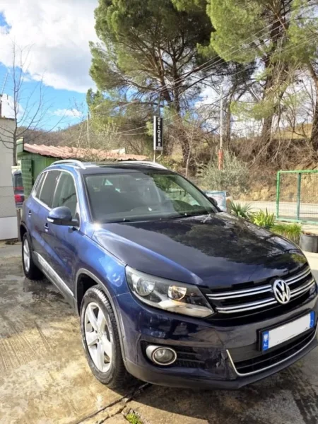 Tirane, shes SUV Volkswagen Tiguan Nafte, blu e errët automatik Klima 185.000 km 12.000 €
