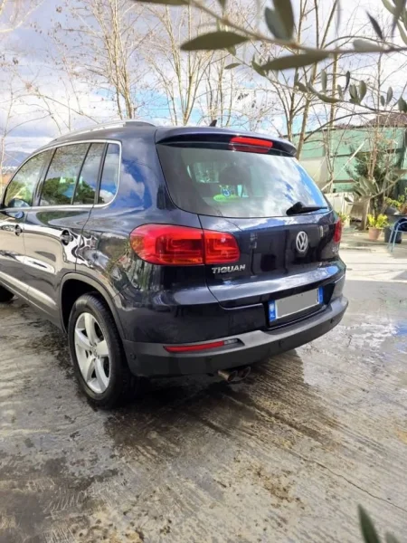 Tirane, shes SUV Volkswagen Tiguan Nafte, blu e errët automatik Klima 185.000 km 12.000 €