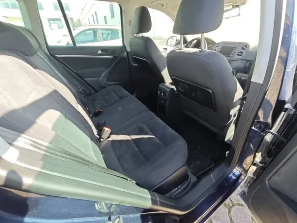 Tirane, shes SUV Volkswagen Tiguan Nafte, blu e errët automatik Klima 185.000 km 12.000 €