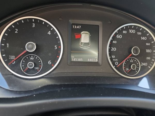 Tirane, shes SUV Volkswagen Tiguan Nafte, blu e errët automatik Klima 185.000 km 12.000 €