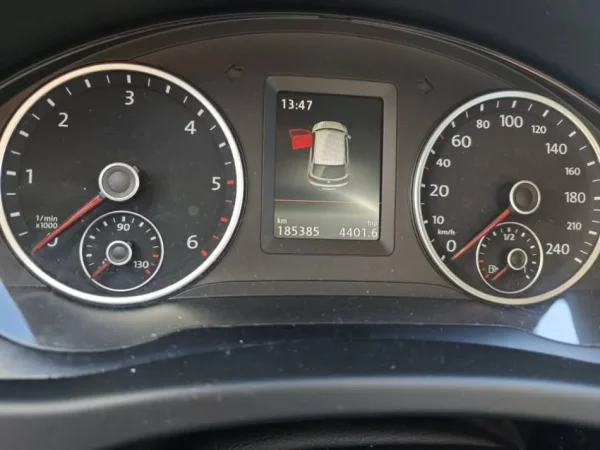 Tirane, shes SUV Volkswagen Tiguan Nafte, blu e errët automatik Klima 185.000 km 12.000 €