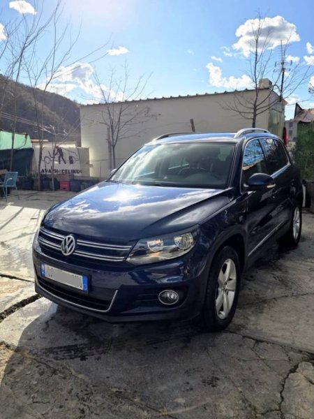 Tirane, shes SUV Volkswagen Tiguan Nafte, blu e errët automatik Klima 185.000 km 12.000 €
