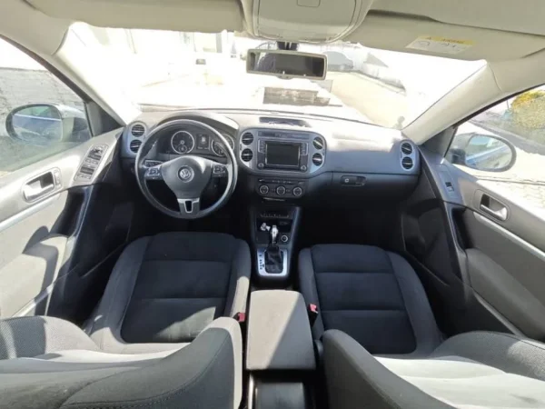 Tirane, shes SUV Volkswagen Tiguan Nafte, blu e errët automatik Klima 185.000 km 12.000 €